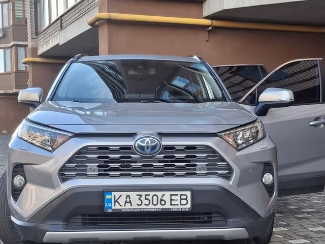 Toyota RAV4 - фото 4