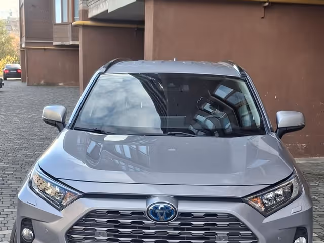 Toyota RAV4 - фото 1