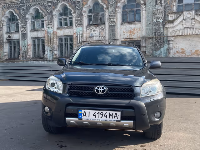Toyota RAV4 - фото 1