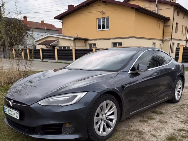 Tesla Model S - фото 1