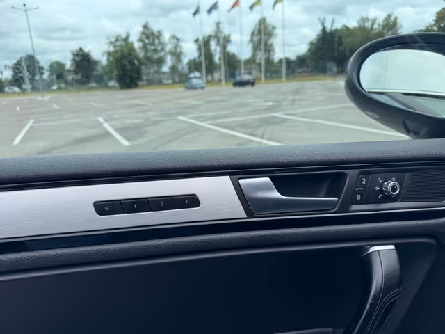 Volkswagen Touareg - фото 5