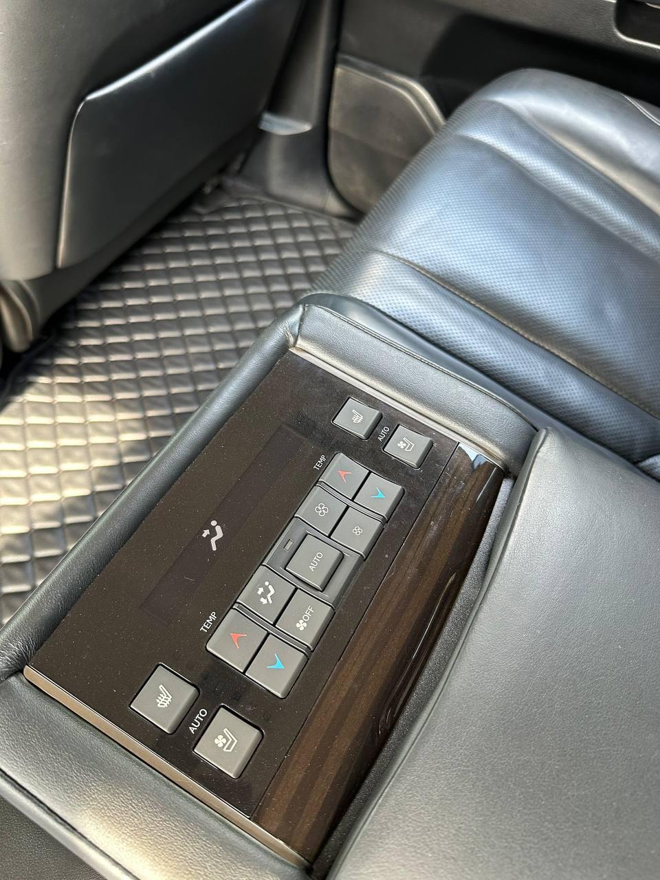 Lexus LX - фото 20