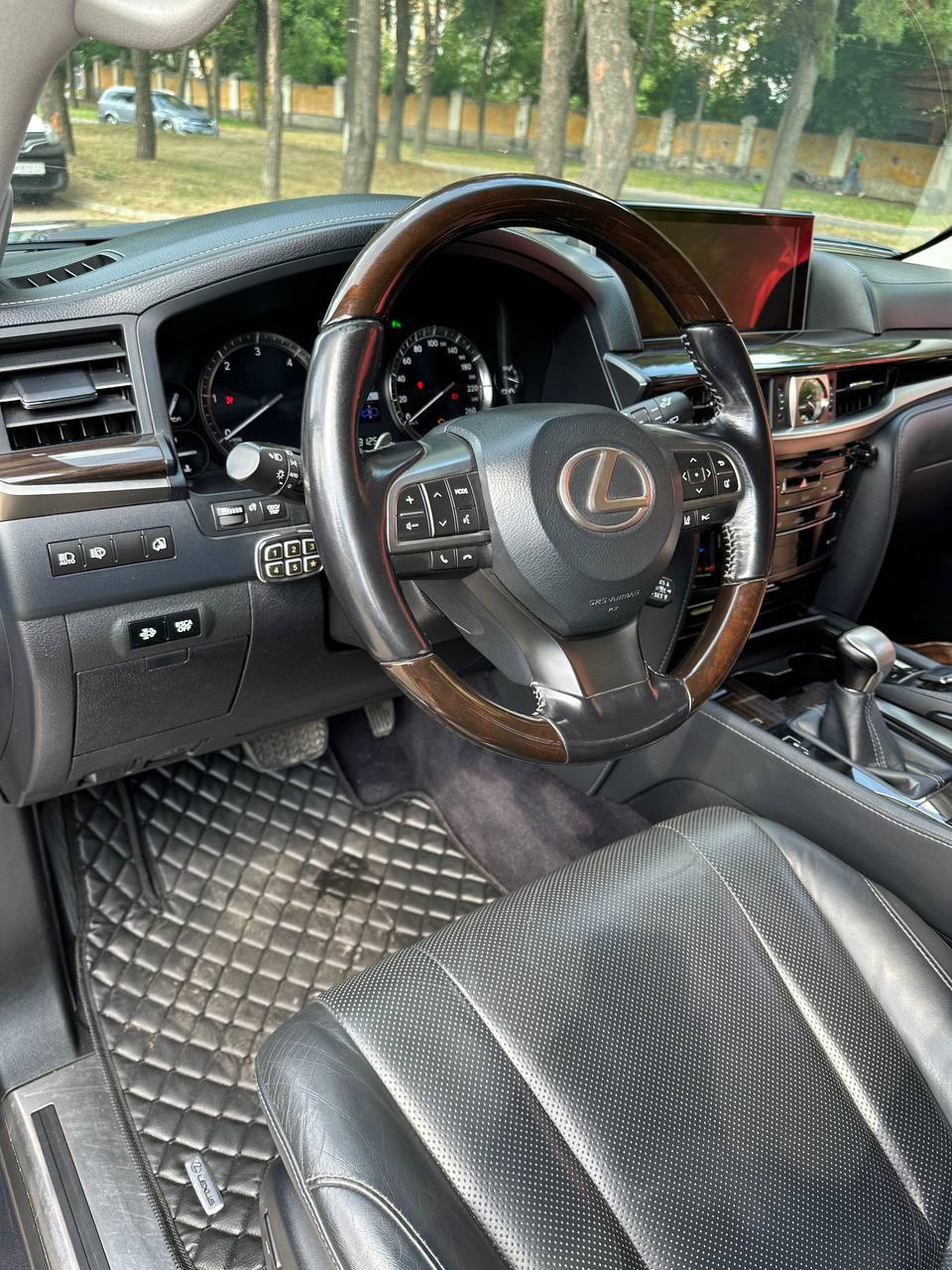 Lexus LX - фото 8