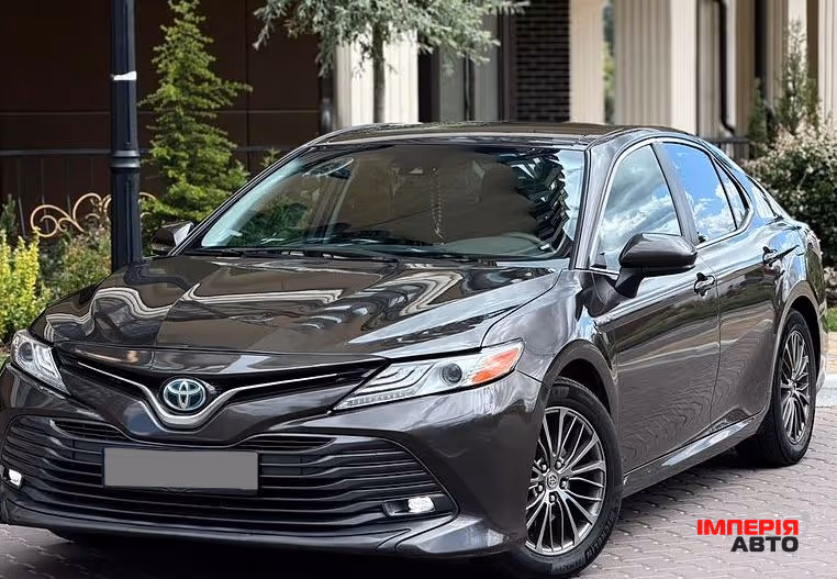 Toyota Camry - фото 1