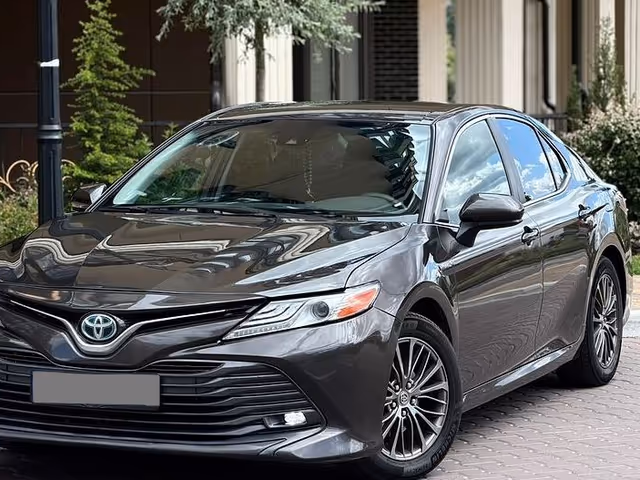 Toyota Camry - фото 1