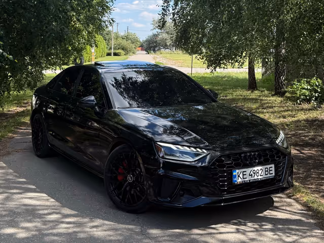 Audi A4 - фото 1