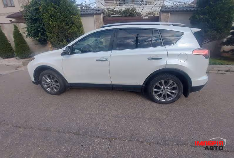 Toyota RAV4 - фото 4