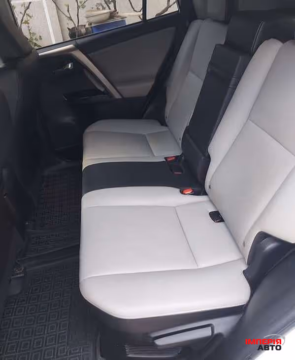 Toyota RAV4 - фото 6