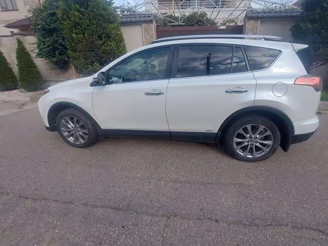 Toyota RAV4 - фото 4