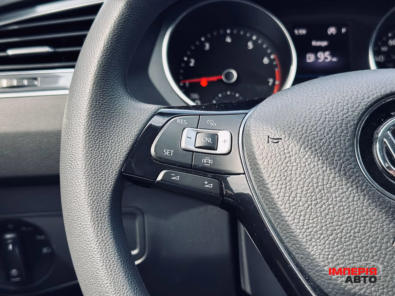 Volkswagen Tiguan - фото 10