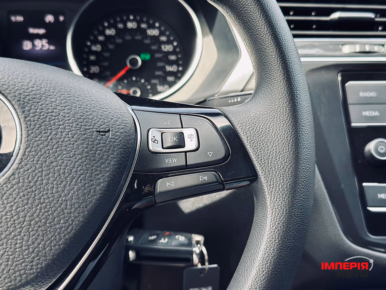 Volkswagen Tiguan - фото 11