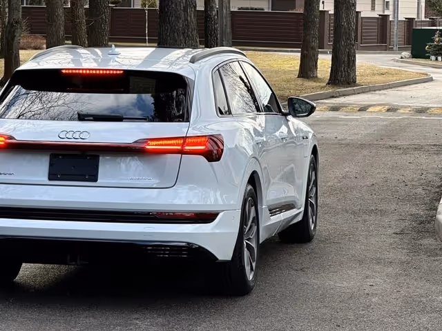 Audi e-tron S - фото 5