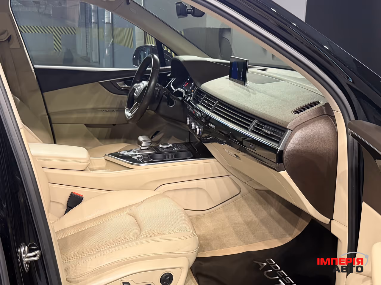 Audi Q7 - фото 30