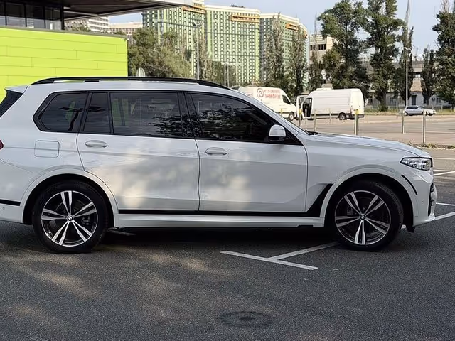 BMW X7 - фото 3