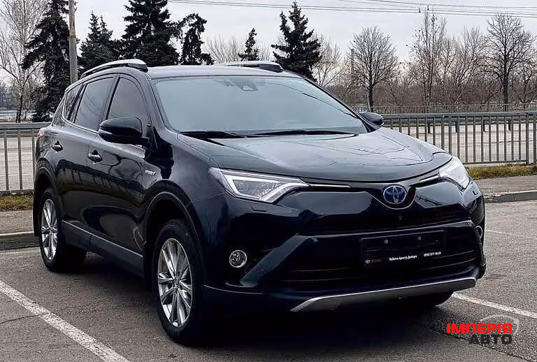Toyota RAV4 - фото 1