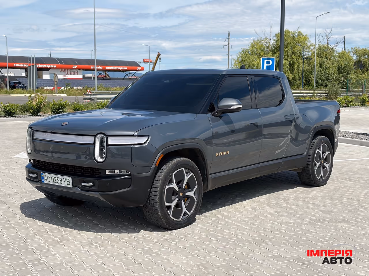 Rivian R1T - фото 1