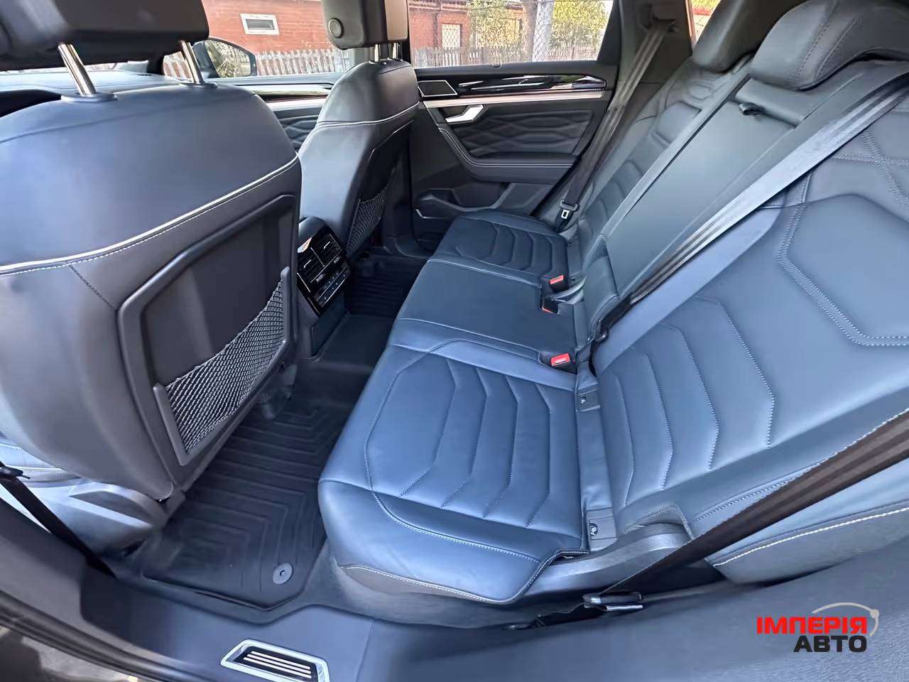 Volkswagen Touareg - фото 7