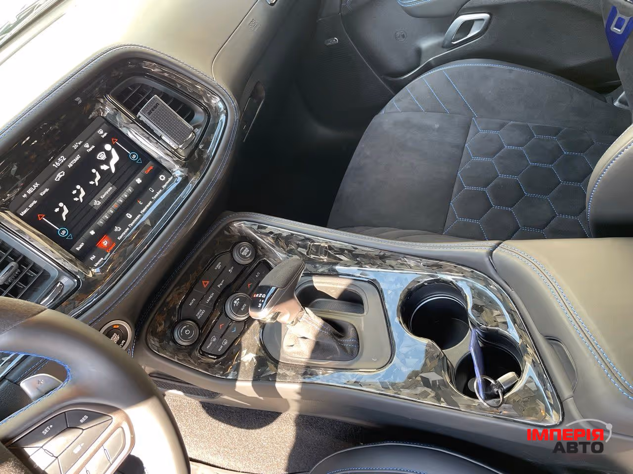 Dodge Challenger - фото 12