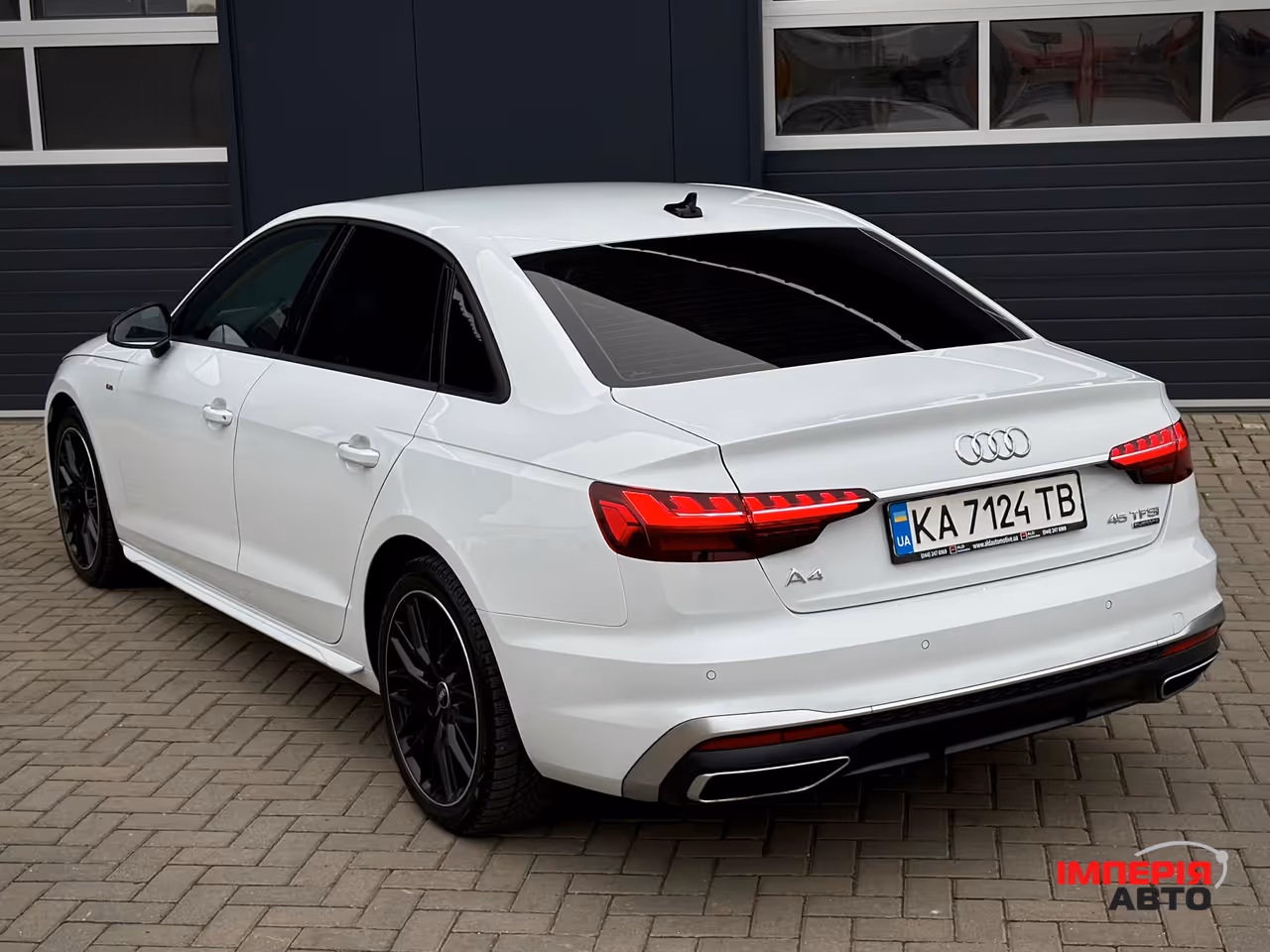Audi A4 - фото 19