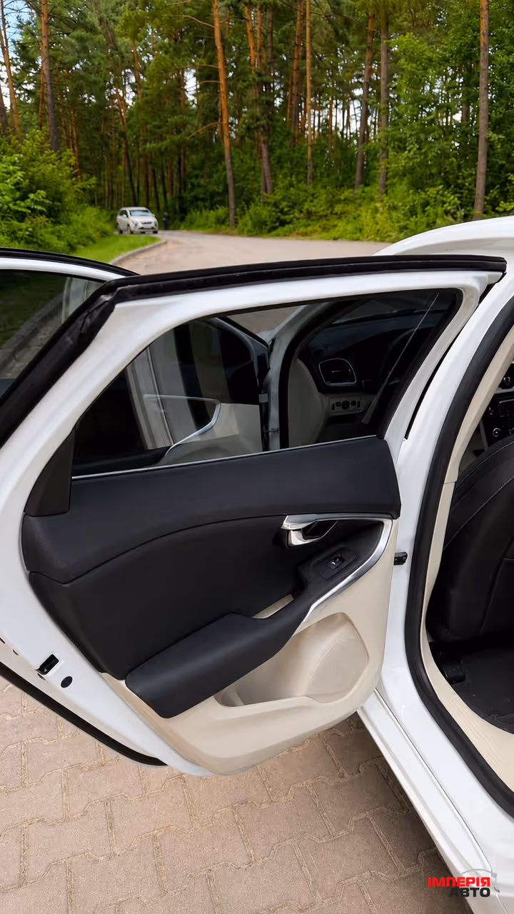 Volvo V40 - фото 14