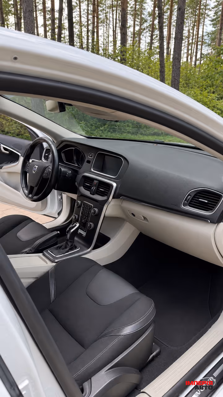 Volvo V40 - фото 11