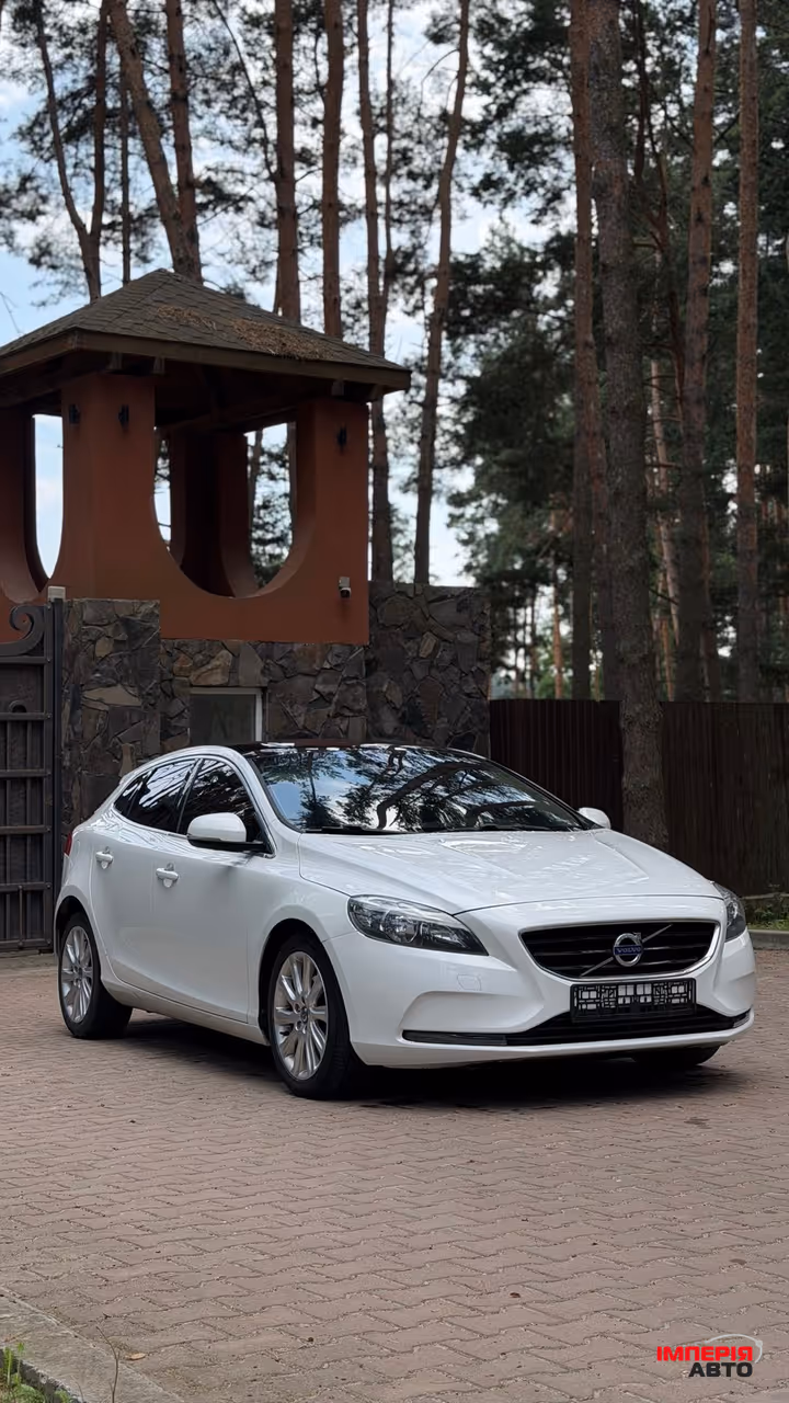Volvo V40 - фото 1