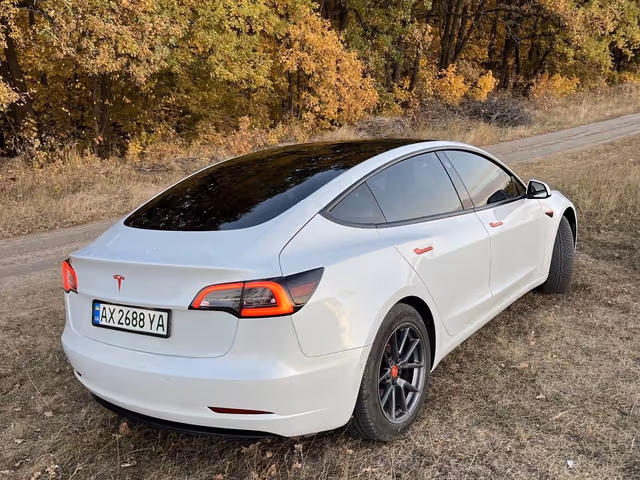 Tesla Model 3 - зображення 4