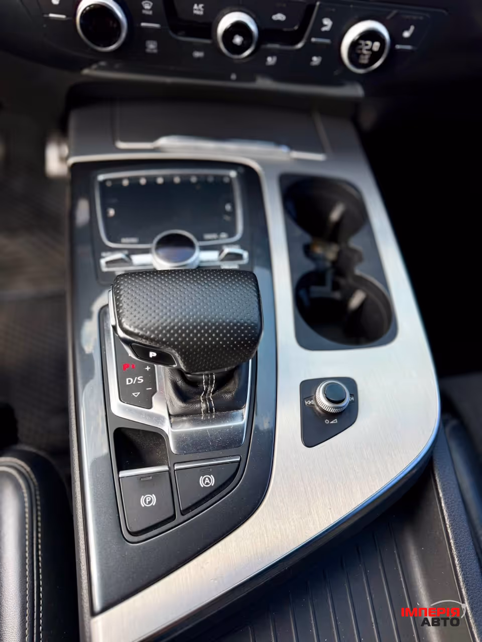 Audi Q7 - фото 24