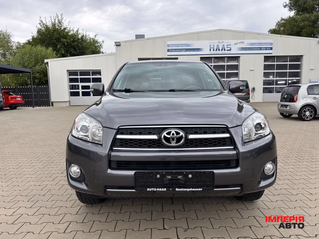 Toyota RAV4 - фото 1
