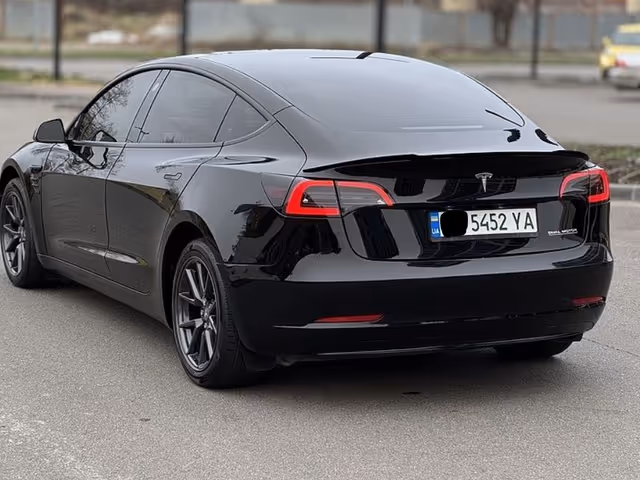 Tesla Model 3 - зображення 2