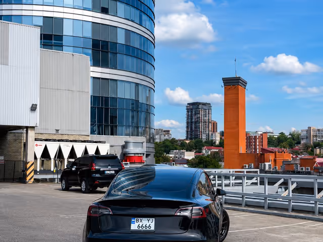 Tesla Model 3 - зображення 5