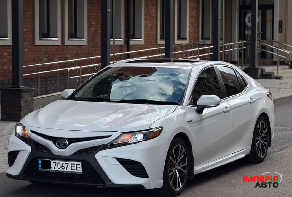 Toyota Camry - фото 1