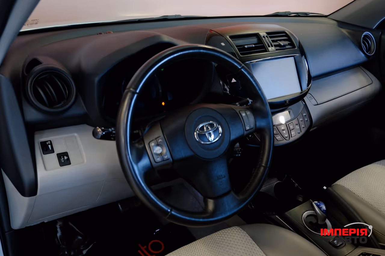 Toyota RAV4 - фото 7