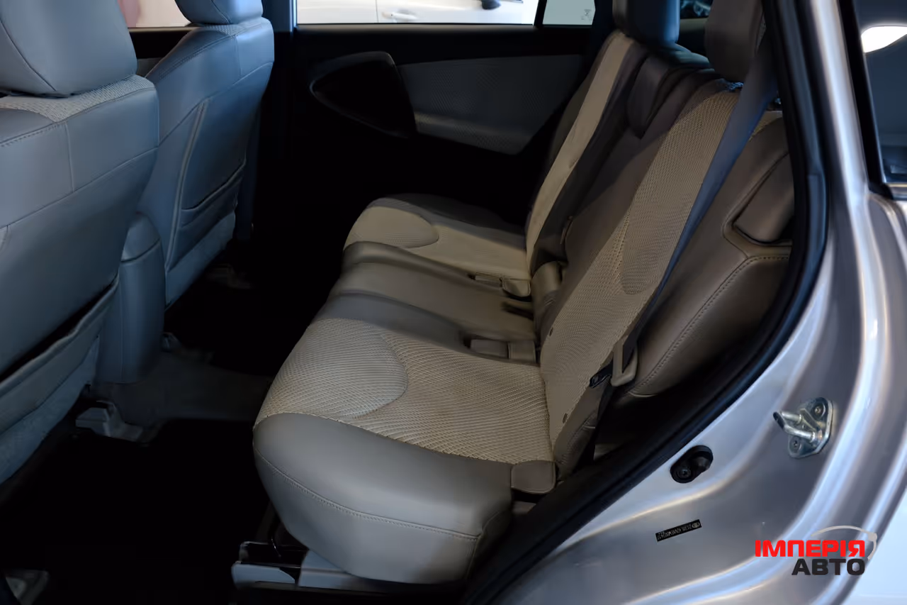 Toyota RAV4 - фото 8