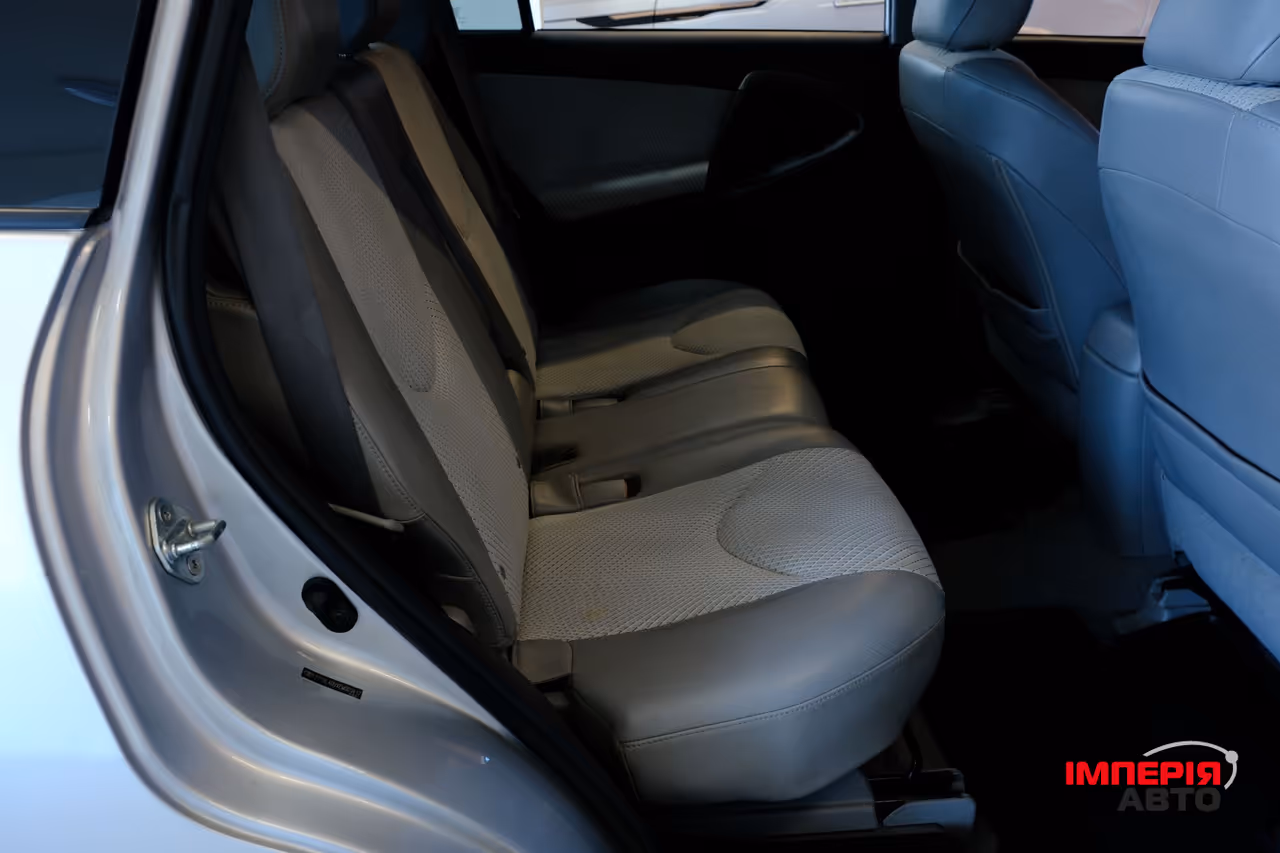 Toyota RAV4 - фото 9