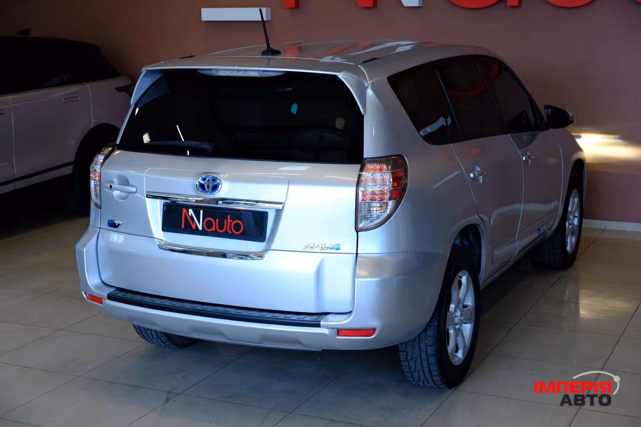 Toyota RAV4 - фото 5