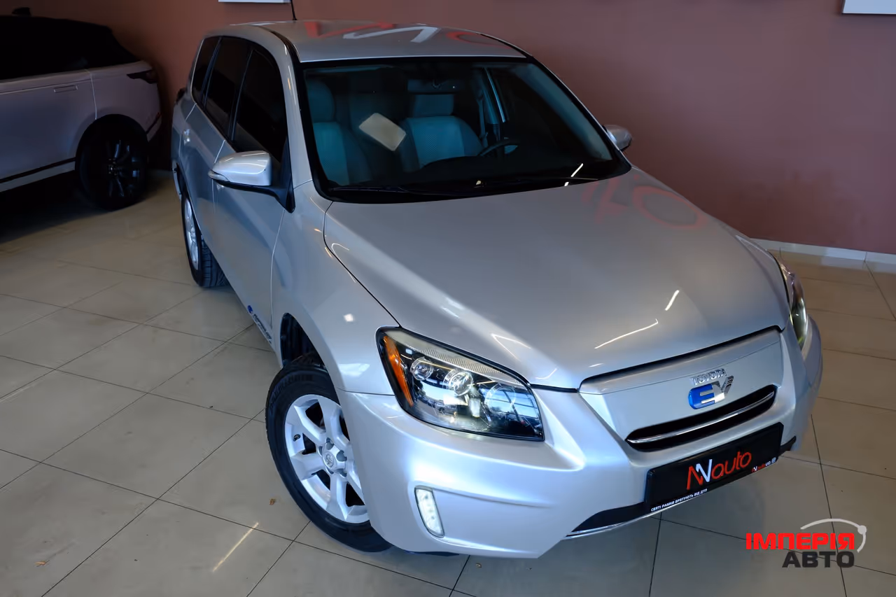 Toyota RAV4 - фото 4