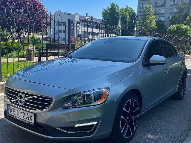 Volvo S60 - фото 1