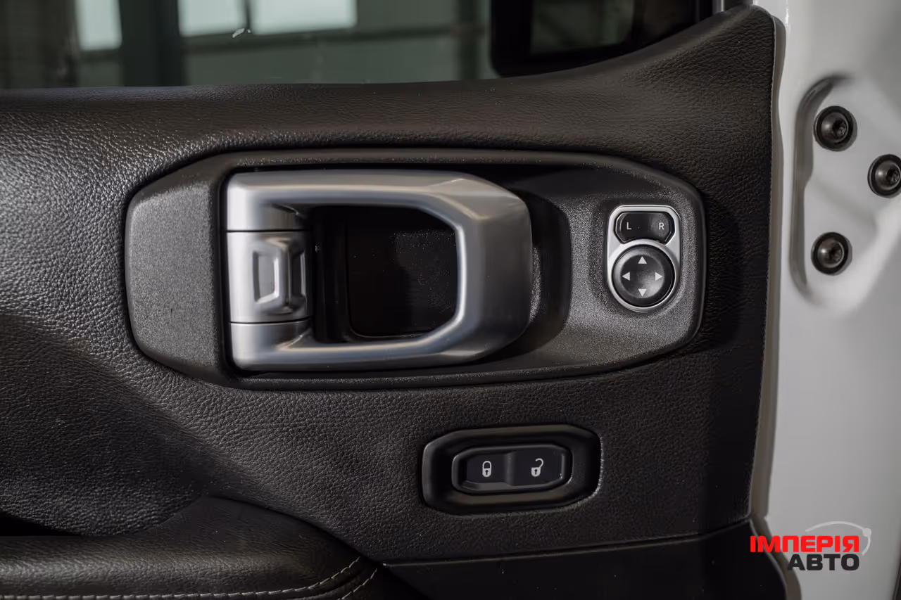 Jeep Wrangler - фото 23