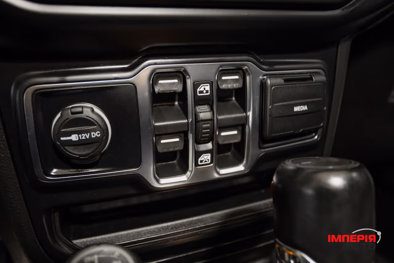 Jeep Wrangler - фото 17