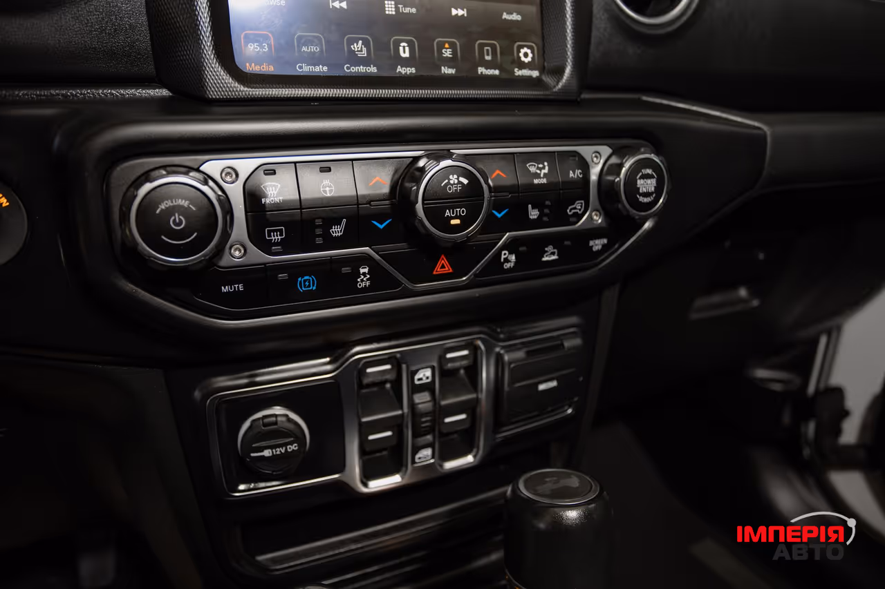 Jeep Wrangler - фото 16