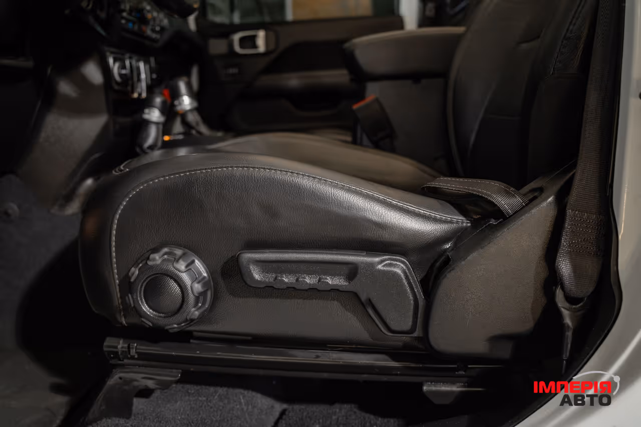 Jeep Wrangler - фото 24