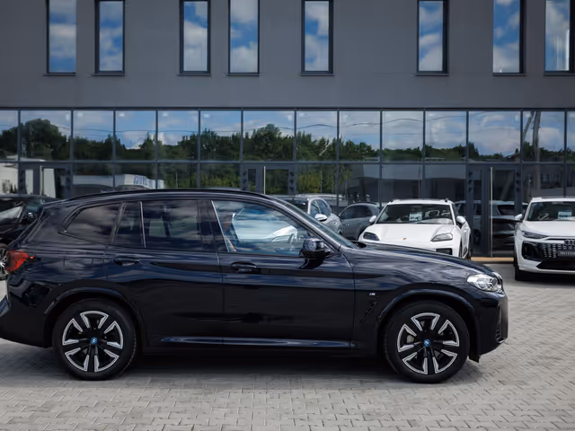 BMW iX3 - зображення 3