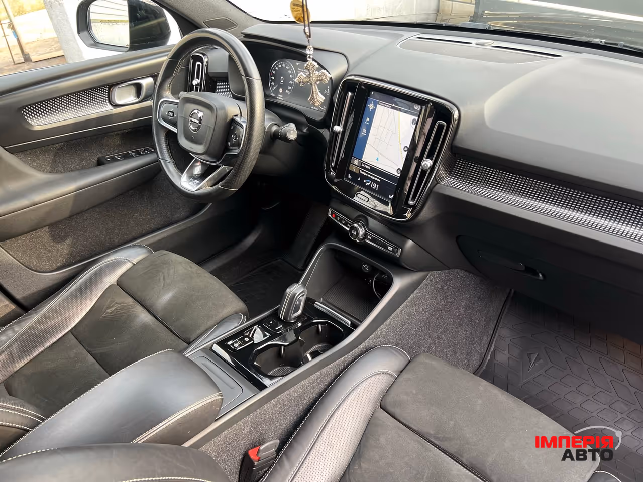 Volvo XC40 - фото 28