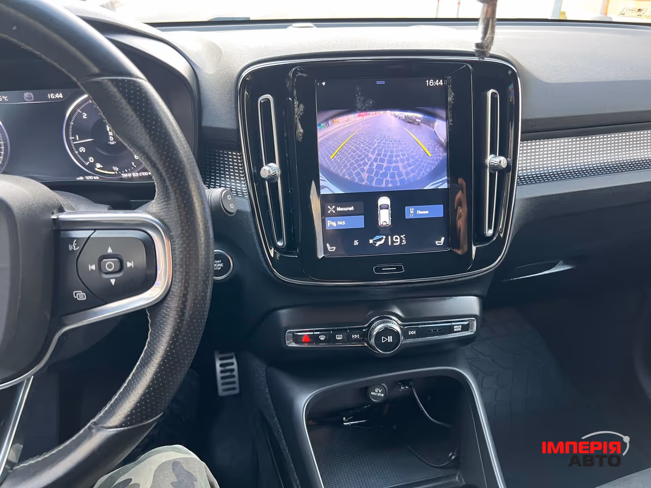 Volvo XC40 - фото 2