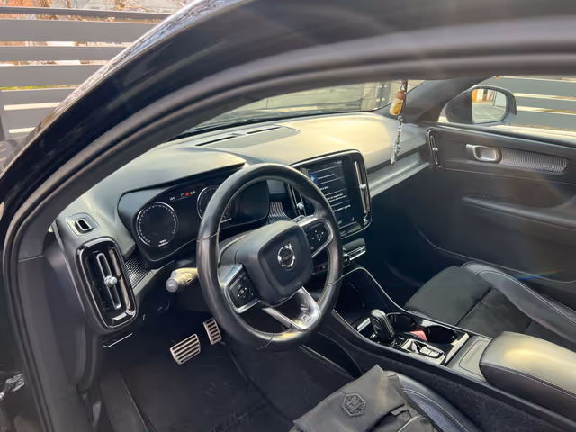 Volvo XC40 - зображення 4