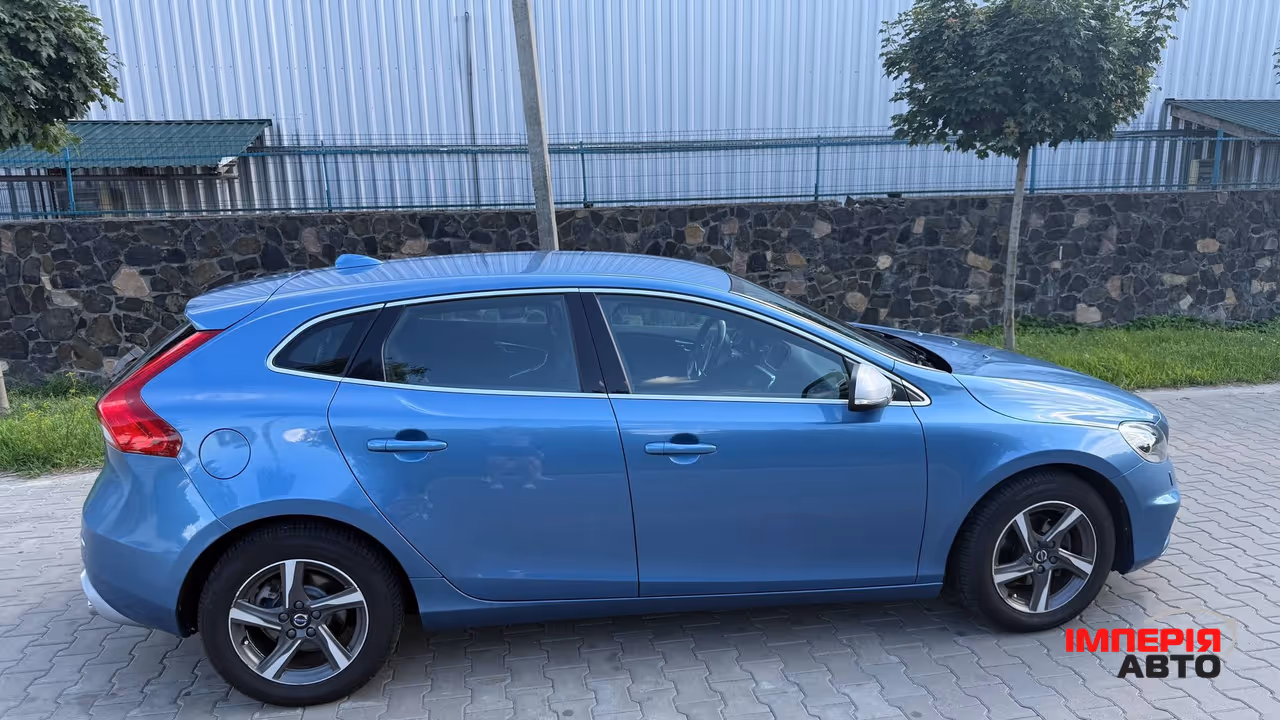 Volvo V40 - фото 2
