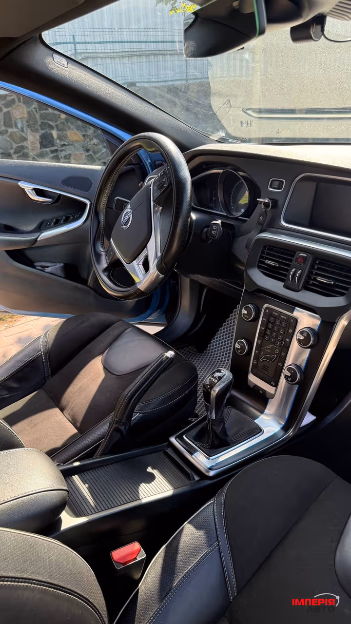 Volvo V40 - фото 8