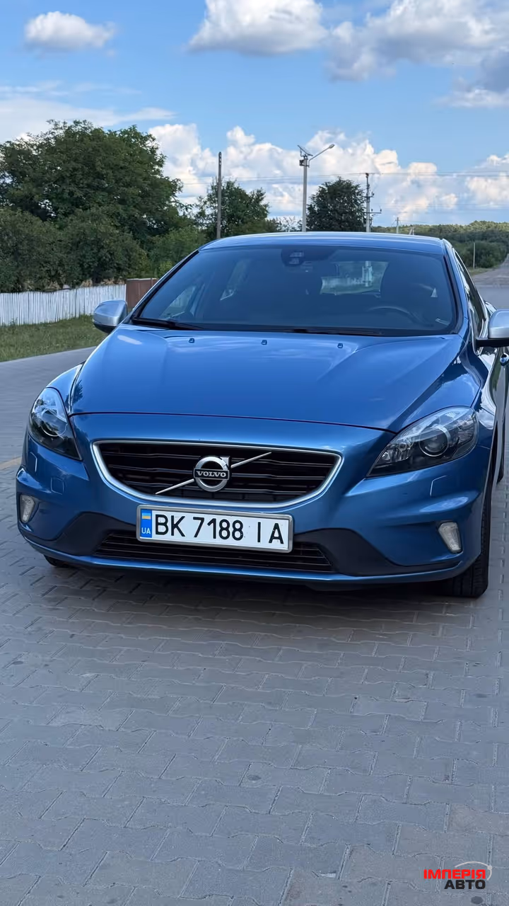 Volvo V40 - фото 1