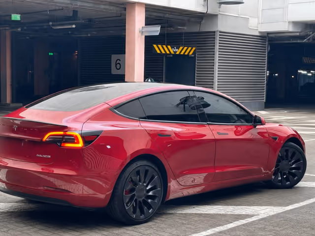 Tesla Model 3 - зображення 4